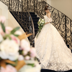 ロングトレーンもウェディングドレスならでは、バックラインも映える螺旋階段でのワンショット|シャトー・ドゥ・フェリシオンの写真(26797027)