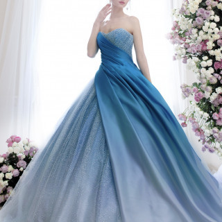 ブルーグラデーションとドレスの綺麗なHATA KIYOKOのカクテルドレス