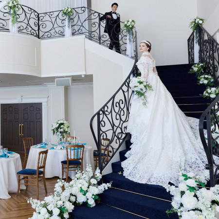青い絨毯のサーキュラー階段は、ウェディングドレスの花嫁を最大限に美しく見せるアイテムのひとつ。