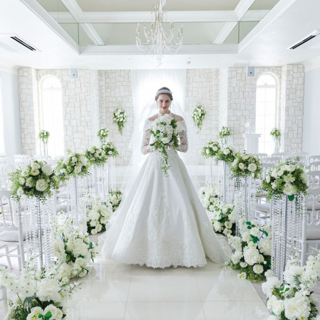 チャペル・フェリシアでの花嫁姿はまるで一輪のフェリシアのバラのように華やかで優しく映えます。