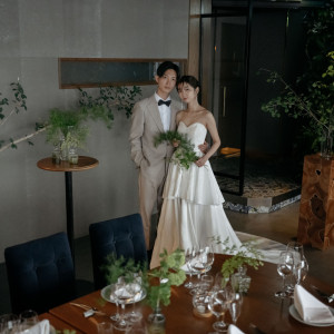 スタイリッシュで無機質なインテリアとグリーンたっぷりの店内がお二人を引き立てます。|Allegro Kanazawa（アレグロ金沢）の写真(54911163)