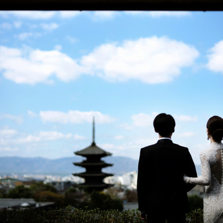 テラスからの眺望をゲスト全員と感動を分かち合うことのできる【テラス挙式】