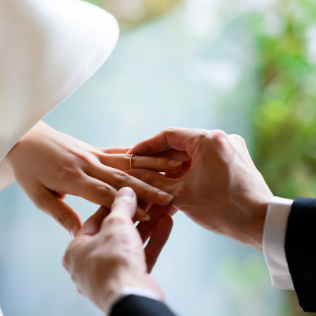 テラスからの眺望をゲスト全員と感動を分かち合うことのできる【テラス挙式】