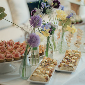 お料理に合わせてテーブル装花もおしゃれに♪|Apartment2c weddingの写真(30677859)