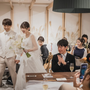 ゲストとの距離が近く、見守られながらの入場が叶います！|Apartment2c weddingの写真(34885737)