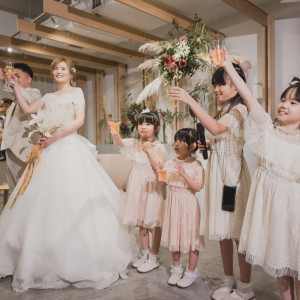 みんなで乾杯をして、楽しいパーティーの開演です！！|Apartment2c weddingの写真(36070848)