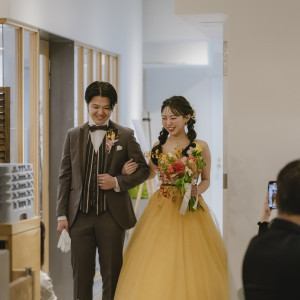 イメージを新たにカラードレスで入場|Apartment2c weddingの写真(51360831)