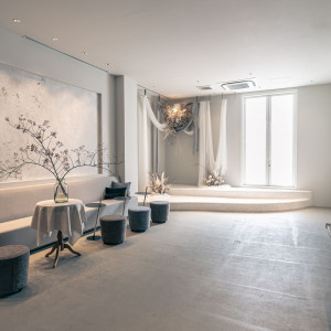 チャペル前のお待合スペース。自然光の入る、あたたかで素敵な空間|Apartment2c weddingの写真(48244807)