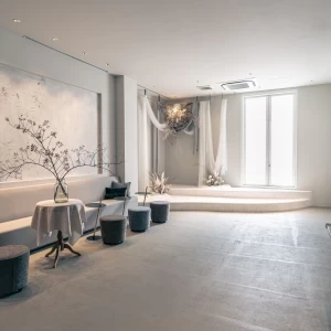 チャペル前のお待合スペース。自然光の入る、あたたかで素敵な空間|Apartment2c weddingの写真(48244807)