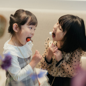 〈立食パーティー〉手に取りやすいフィンガーフードはお子様にも大人気☆気兼ねなく一緒にパーティーをお楽しみいただけます♪|Apartment2c weddingの写真(48232772)