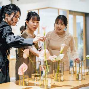 ゲスト自身で会場を彩っていただくフラワービュッフェ♪|Apartment2c weddingの写真(48393197)