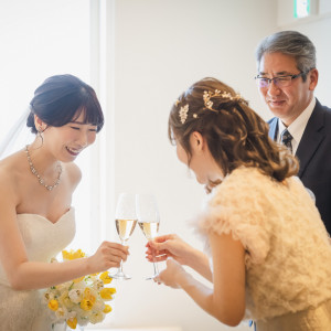 〈立食パーティー〉チャペル前のホワイエの空間では立食パーティーも可能◎「長い披露宴はしなくてもいいかな…」という方は写真や歓談タイムを取り入れて♪|Apartment2c weddingの写真(48505087)