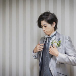 新郎様の当日のお支度もおまかせください。ヘアセットやメイクで写真映えもUP↑|Apartment2c weddingの写真(48233962)