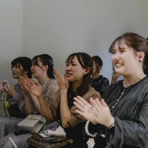 通常挙式には無いような演出を目にして、お二人を祝福するゲストの皆様も自然と笑顔に♪|Apartment2c weddingの写真(49967640)