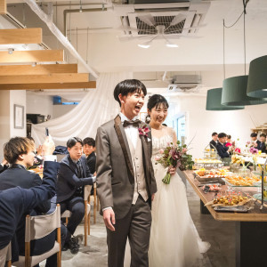 ゲストの皆様に見守られながらパーティー開宴☆|Apartment2c weddingの写真(39266820)