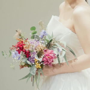 たくさんのお花をちりばめて、華やかなブーケに♪|Apartment2c weddingの写真(30698386)