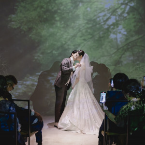 幻想的な誓いのシーン。写真映えも◎|Apartment2c weddingの写真(48231787)
