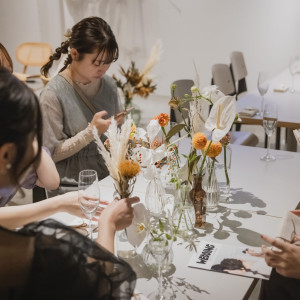 ゲストの皆様にパーティー会場を彩っていただくフラワービュッフェ♪|Apartment2c weddingの写真(34885728)