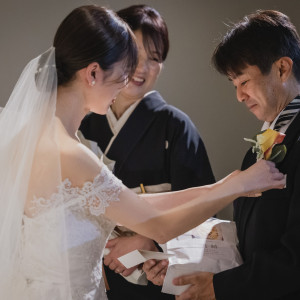 Outside the Chapel ならではの挙式演出♪プレゼント贈呈！|Apartment2c weddingの写真(34885352)