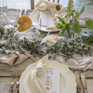 テーブル装花はおふたりのイメージに合わせて|皿の上の自然（SALLY WEDDING DESIGN）の写真(26539906)