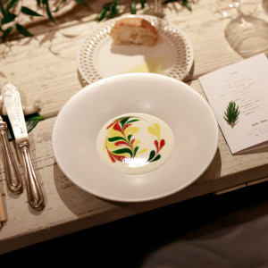 お二人に合わせたお料理をご提供|皿の上の自然（SALLY WEDDING DESIGN）の写真(28782689)