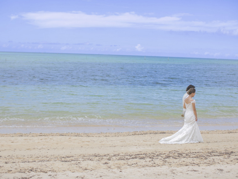 沖縄の壮大な眺望を前に記憶に残る結婚式