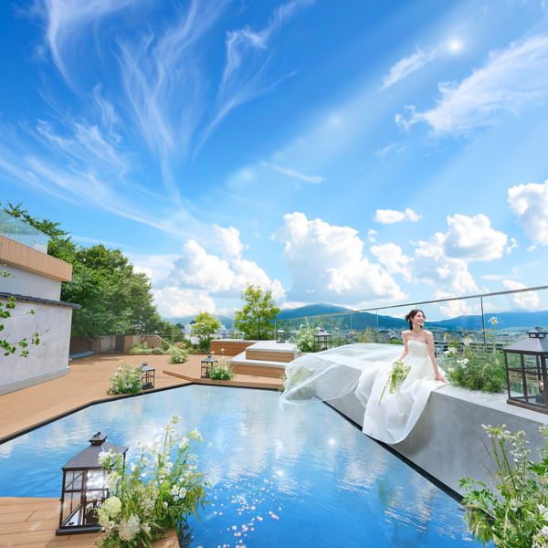 緑×空×水に囲まれた「天空のガーデンテラス」|Hilltop Resort YAMANOUE (ヒルトップリゾート ヤマノウエ)の写真(54216339)