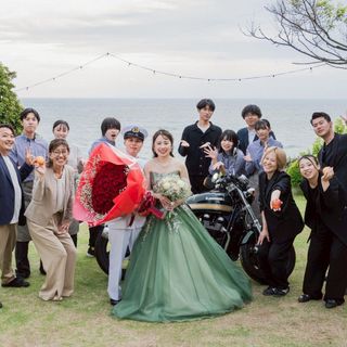 結婚式後は全員で集合写真