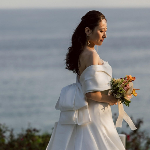 海を背景にした写真撮影は、ドレスをさらに華やかに演出