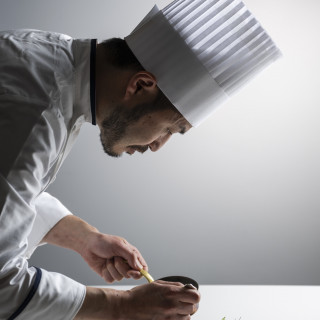 フランス料理をベースに、幅広い世代のお客様に喜んでいただける料理コースをお届けします