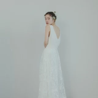 豊橋でも人気のセレクトショップ「aedam」にて運命の1着をご案内☆ヴィンテージドレスやトレンドの衣装など様々なが揃う。親御様やゲストの衣装もご案内致します。