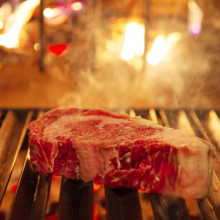シェフが焼き上げる薪火ステーキは絶品！