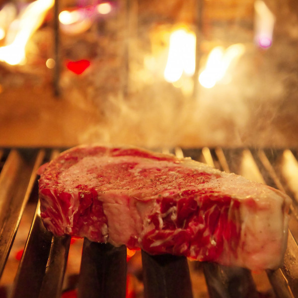 シェフが焼き上げる薪火ステーキは絶品！