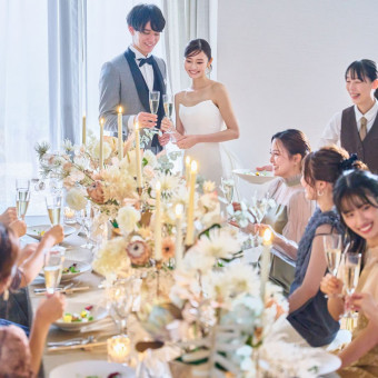 窓から覗く豊かな緑が放的な空間に彩りを加えてゲストとの時間をより一層華やかにします。