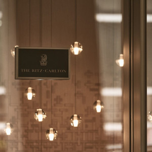 【ロビー】滞在の始まりにふさわしい、リッツ・カールトン福岡らしい品格と物語性に満ちたロビーです|ザ・リッツ・カールトン福岡の写真(55129873)