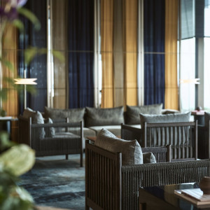 伝統と文化を尊重する福岡の地に誕生した「ザ・リッツ・カールトン福岡」。モダンな雰囲気が漂う回廊など絵になるスポットがふんだんにある館内で記念に残る写真の撮影を|ザ・リッツ・カールトン福岡の写真(55129800)