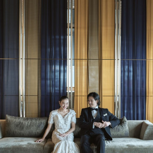 伝統と文化を尊重する福岡の地に誕生した「ザ・リッツ・カールトン福岡」。モダンな雰囲気が漂う回廊など絵になるスポットがふんだんにある館内で記念に残る写真の撮影を|ザ・リッツ・カールトン福岡の写真(55129810)