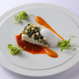 糸島野菜や九州産の厳選食材を中心に素材本来の旨みと美しさが丁寧に表現されています。