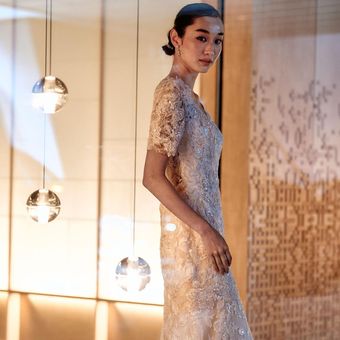 【Dress】繊細なレース、優雅なシルエット、光を受けて揺れる生地の表情