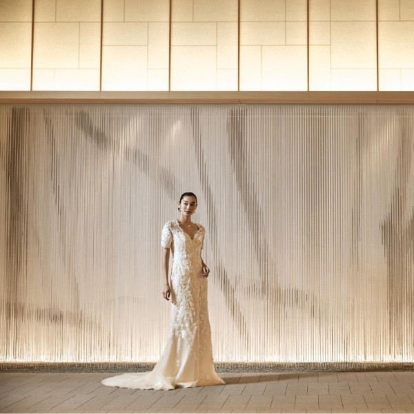 博多織からインスピレーションを受け、糸を紡ぎ「織る」というテーマでホテル全体を繋ぐ空間。