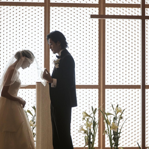 和モダンなチャペルでは、やわらかな自然光がふたりを祝福し心あたたまる挙式がかないます