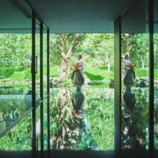 緑豊かな庭園に和装も美しく映える