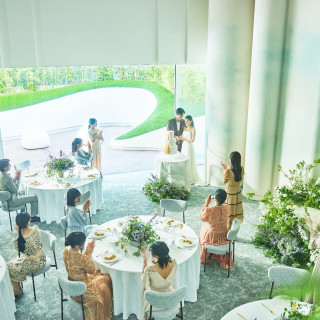 笑顔と乾杯があふれる、開放的なガーデンタイム。