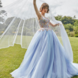 個性を彩るカラードレスも多彩なラインナップの中からセレクト可能♪