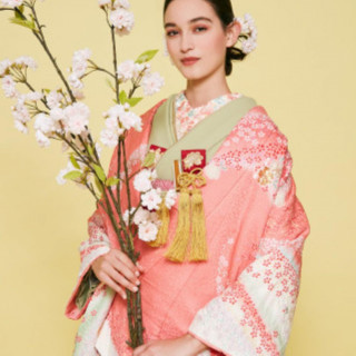 色にこだわり、刺繍の配色や地からオリジナルで染め上げた美しい着物コレクション