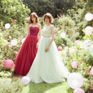 ここでしか出会えない、バリエーション豊かなカラードレス