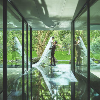 まるで絵画のような庭園を望む会場内でのアート撮影。