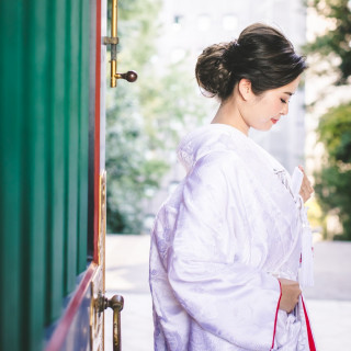 近隣神社での挙式後の披露宴をCasitaで。赤ふきの白無垢がおしゃれな印象に