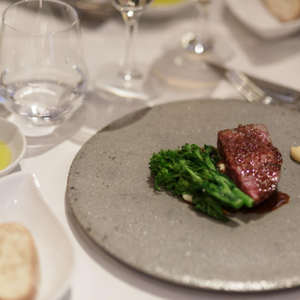 季節に合わせた食材を用いて美味しく、美しい一皿を作り上げる