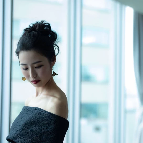 自分らしいスタイリッシュなドレスで自分たちらしいウェディングを